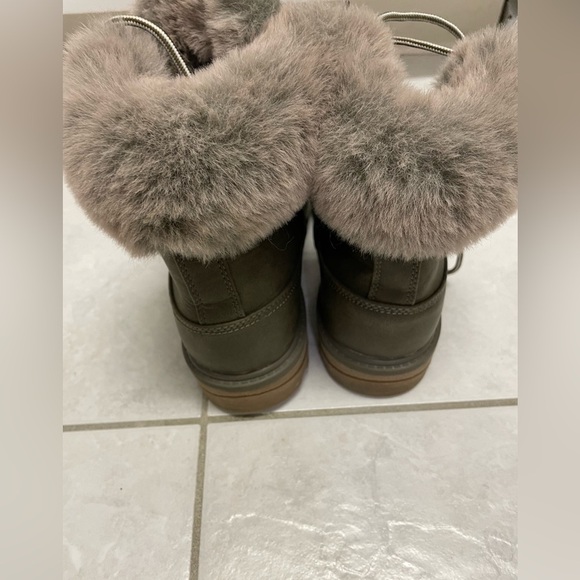 Lugz “Empire” water resistant boots with faux fur trim - Picture 5 of 9